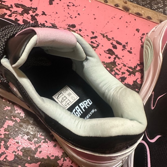 Heelys Women's Black and Pink Sneakers Sz 11 - Picture 3 of 8